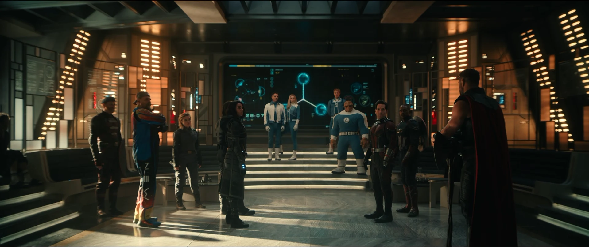 Los Cuatro Fantásticos, Ant-Man y otros héroes reunidos en una sala de mando frente a Thor, de espaldas, en el tráiler de Avengers: Doomsday