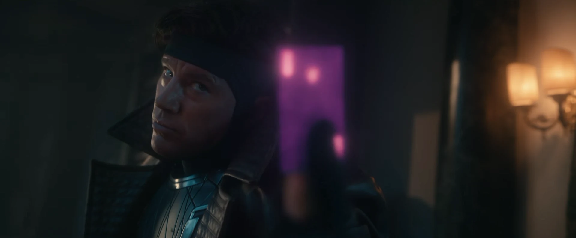 Gambito cargando de energía rosada una carta, sentado en una habitación en penumbra, en el tráiler de Avengers: Doomsday