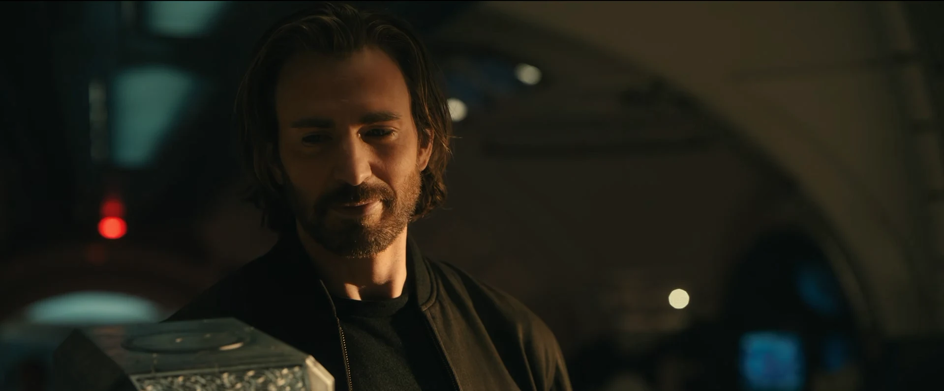 Steve Rogers, con barba y chaqueta oscura, sonriendo mientras sostiene el martillo Mjolnir en el plano final del tráiler de Avengers: Doomsday