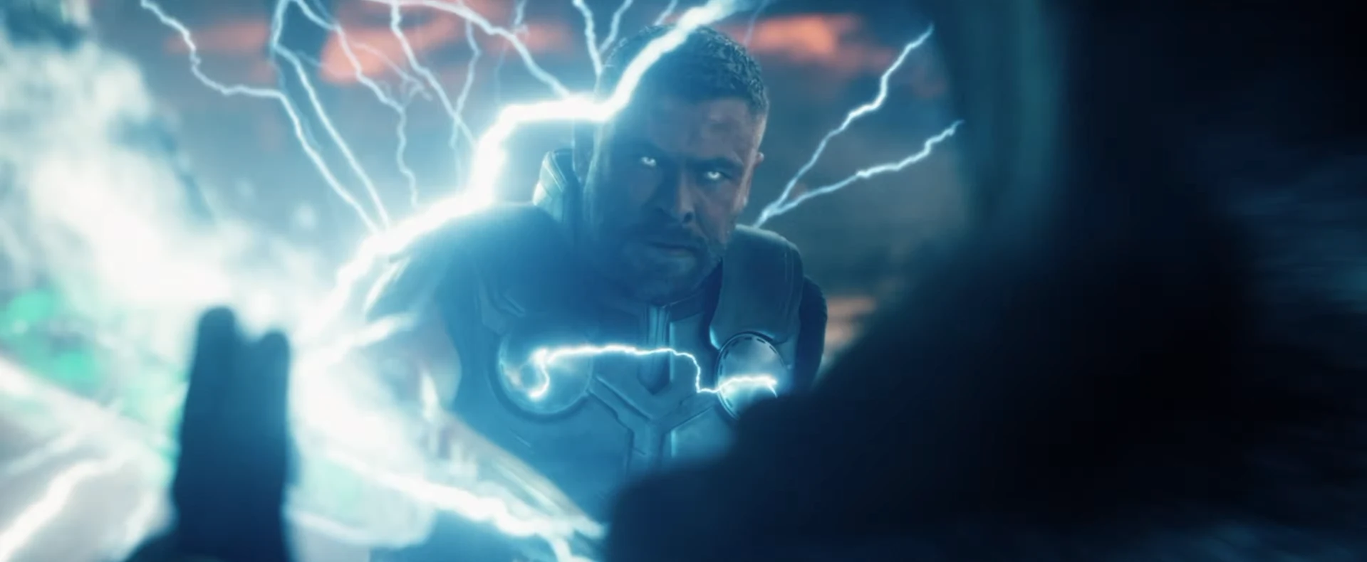 Thor envuelto en rayos, con los ojos iluminados, cargando su poder en el tráiler de Avengers: Doomsday