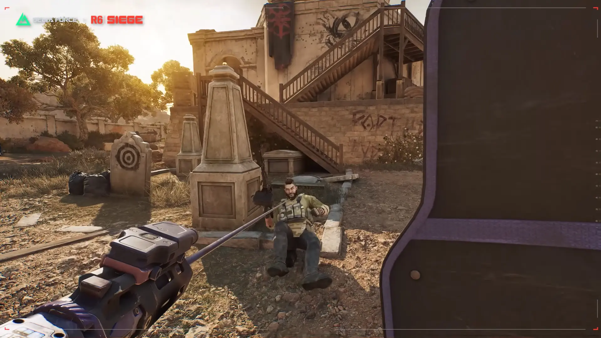 Operador de Delta Force con temática de Rainbow Six Siege atendiendo a un compañero, con el logo del crossover Delta Force por R6 Siege