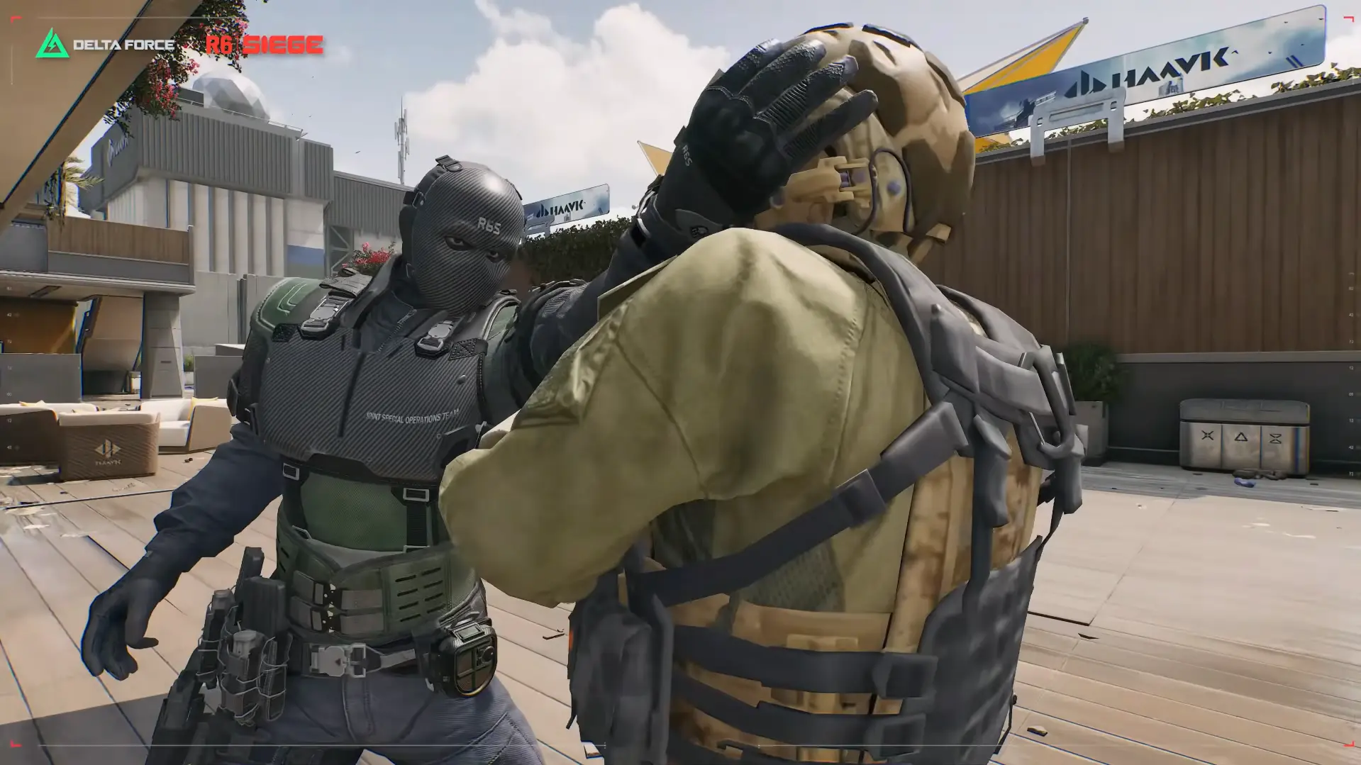 Enfrentamiento cuerpo a cuerpo entre dos operadores del crossover Delta Force y Rainbow Six Siege en una azotea