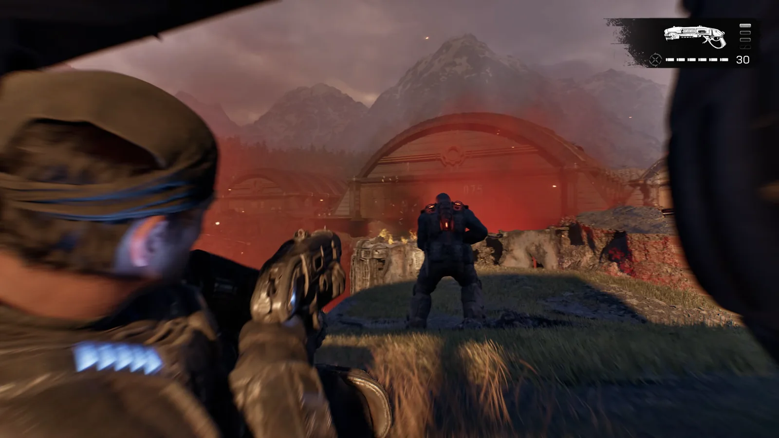 Combate en primera persona en Gears of War: E-Day, con la interfaz de arma y munición y un enemigo al frente