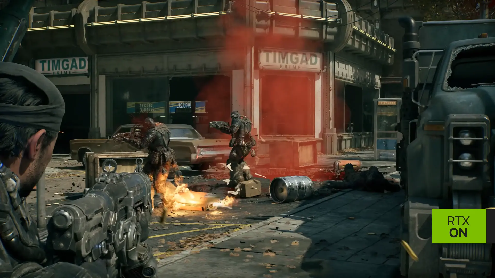 Tiroteo en una calle diurna frente a la tienda Timgad Prime en Gears of War: E-Day, con fuego, humo y la etiqueta RTX ON