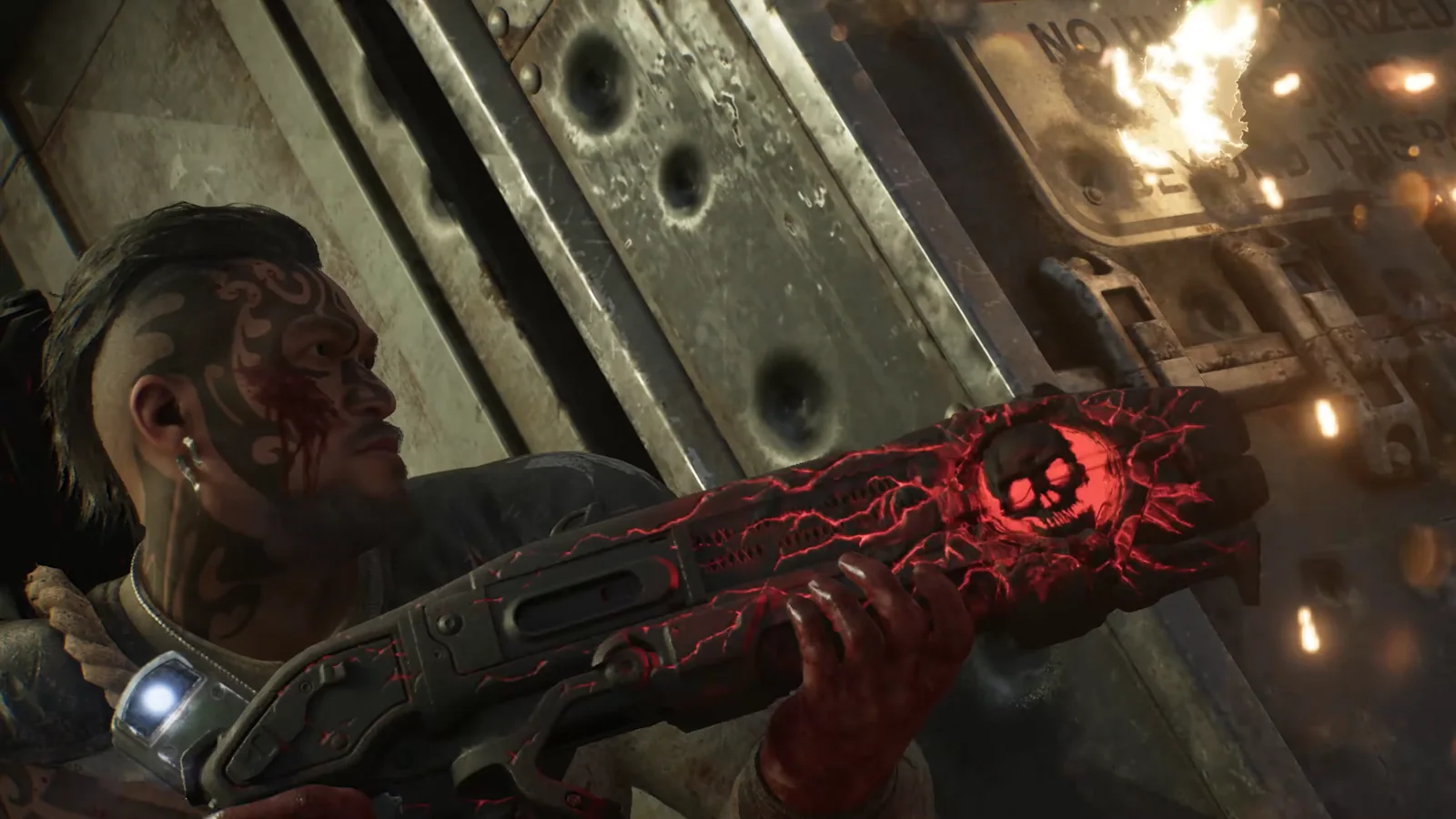 Tai Kaliso empuña una escopeta Gnasher con el emblema del cráneo brillando en rojo, junto a una compuerta acorazada en Gears of War: E-Day