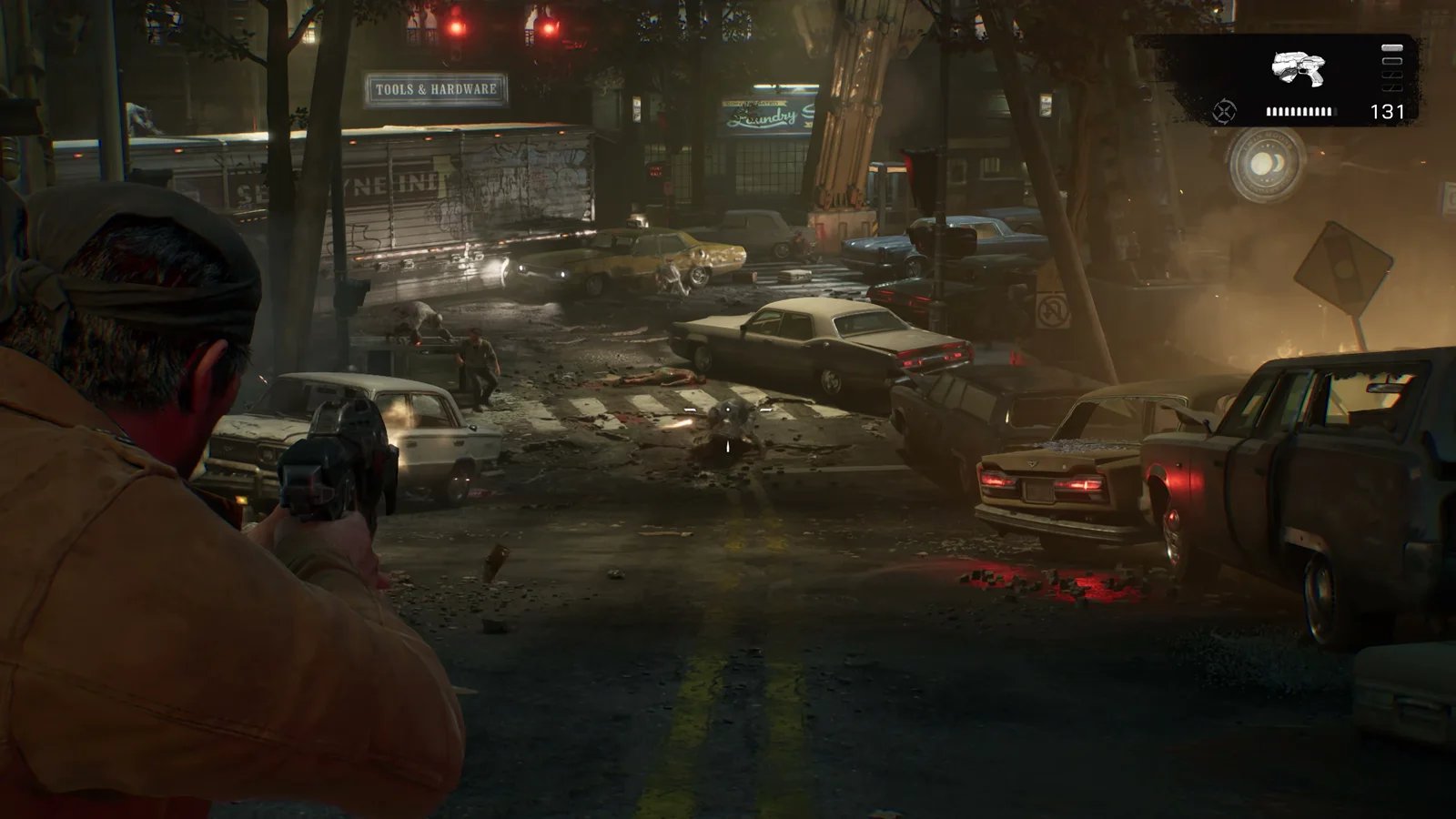 Vista sobre el hombro apuntando un fusil hacia una avenida nocturna llena de coches abandonados en Gears of War: E-Day