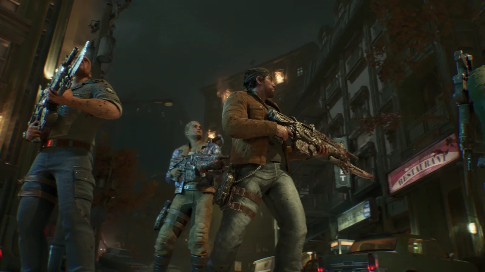 Marcus Fenix con chaqueta marrón y pañuelo en la cabeza, escopeta en mano, junto a dos compañeros armados en una calle nocturna de Sera