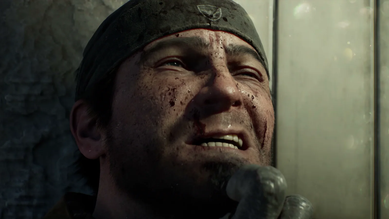 Primer plano de Marcus Fenix con la cara ensangrentada y una mano sujetándolo por el cuello contra una pared en Gears of War: E-Day