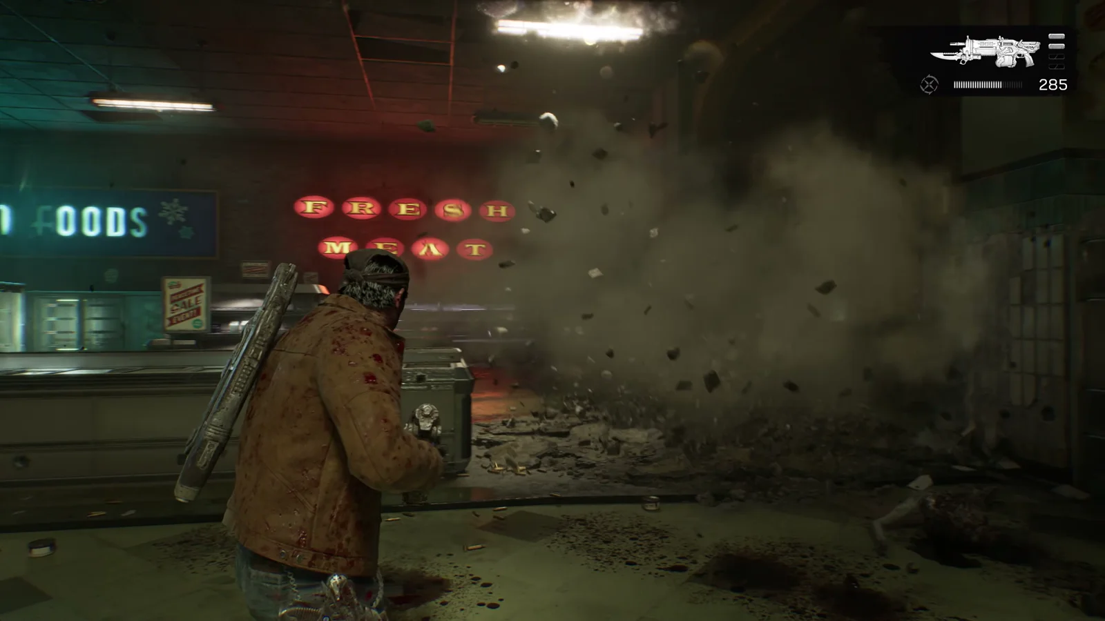 El jugador avanzando tras un escudo mientras una explosión revienta una estantería del supermercado en Gears of War: E-Day