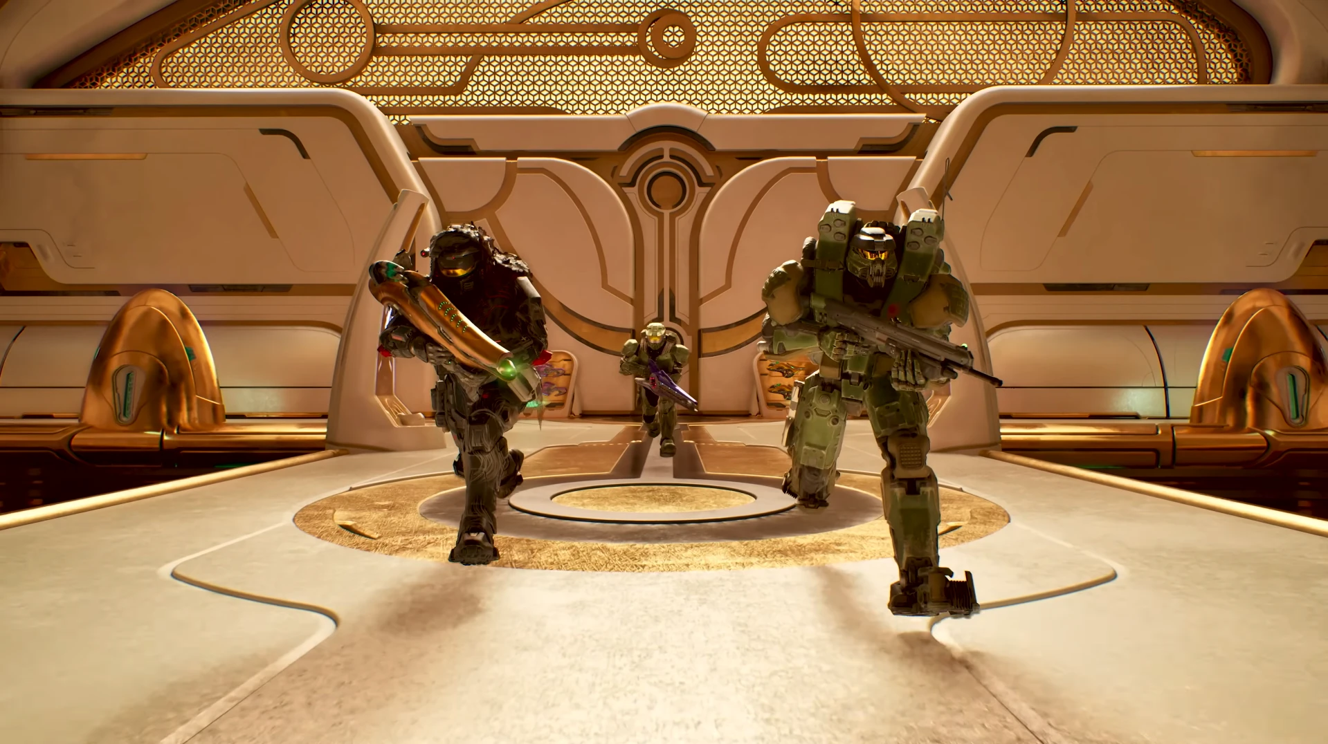 Tres Spartans con armaduras distintas avanzando por una sala dorada de arquitectura Forerunner en Halo: Campaign Evolved