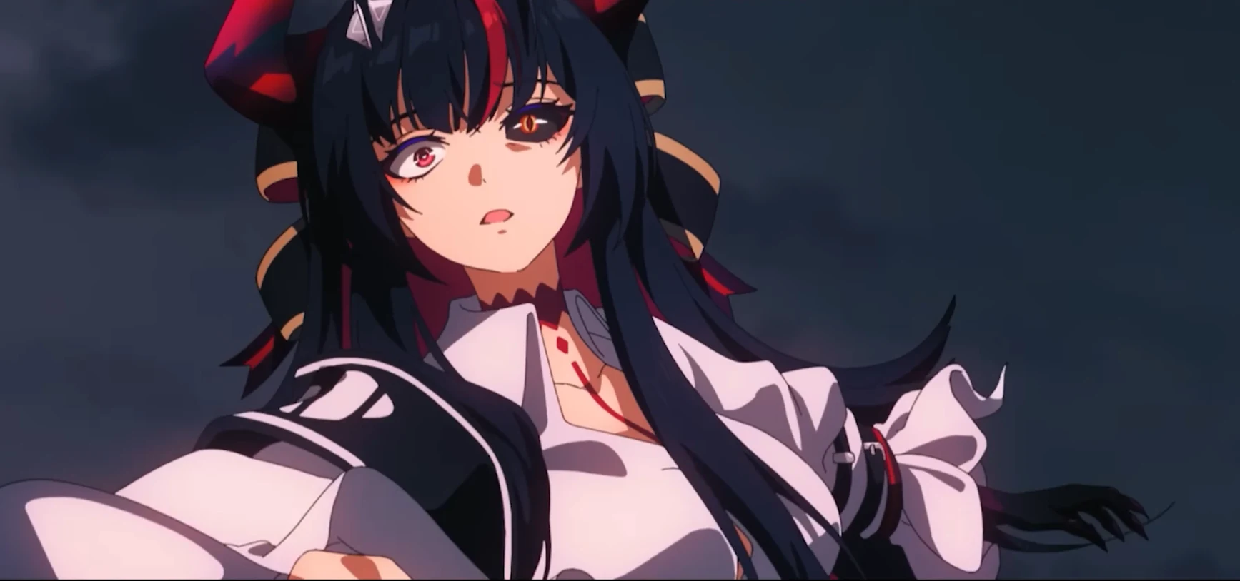 Primer plano de Shinku, la cazadora de dragones de Neverness to Everness, con cuernos, cabello oscuro con mechones rojos y una mirada desafiante