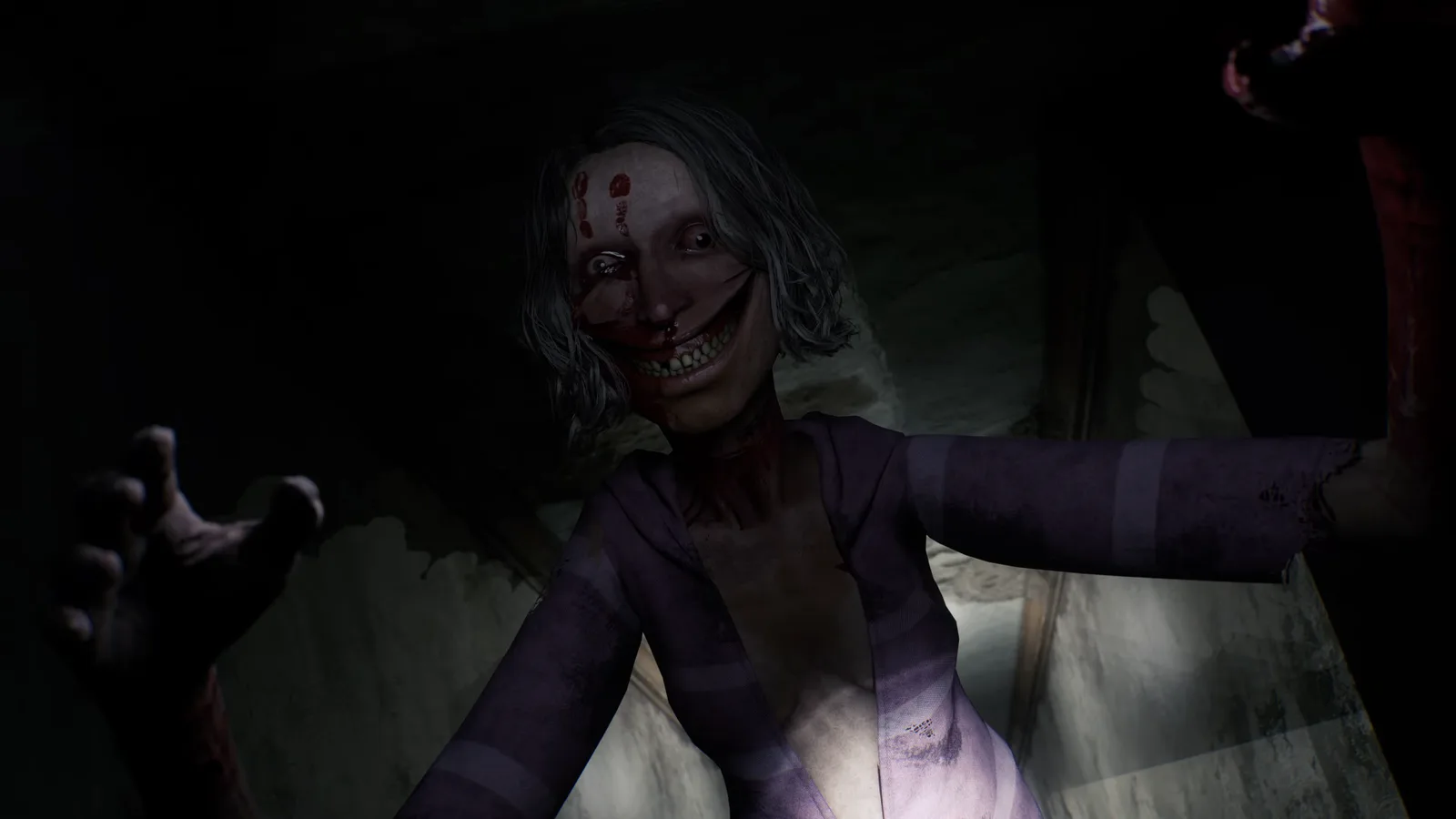 Primer plano de la entidad de Rehaunted sonriendo con marcas de sangre en la cara y los brazos extendidos