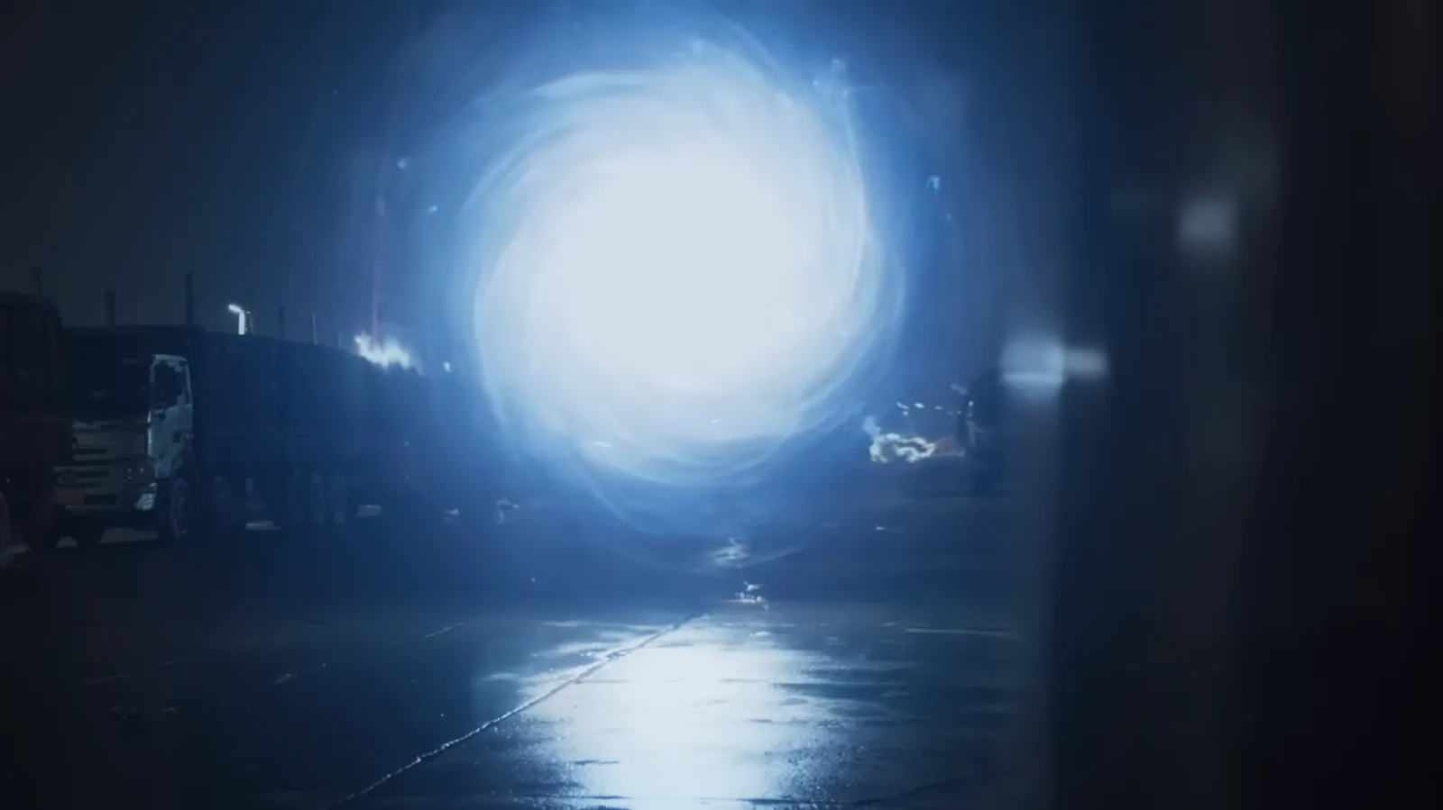 Un portal dimensional azul abriéndose de noche en plena calle en Solo Leveling: Beyond the System
